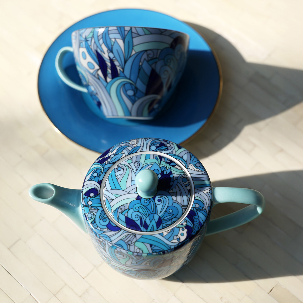Fine porcelain tea service from the Collection Blue Cachemire : luxury & design with the tea set and teapot
